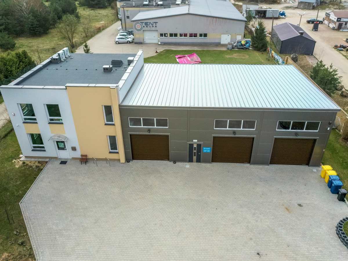 Die abgebildeten Gebäude sind Beispiele dafür, wie energieeffiziente Stahlhäuser in moderner Architektur aussehen können.