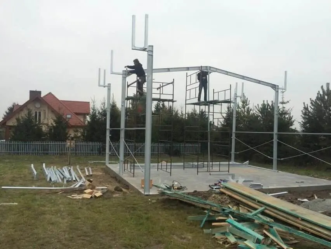 Budowa z wykorzystaniem nowoczesnych technologii w tradycyjnych domach stalowych w otoczeniu wiejskim.