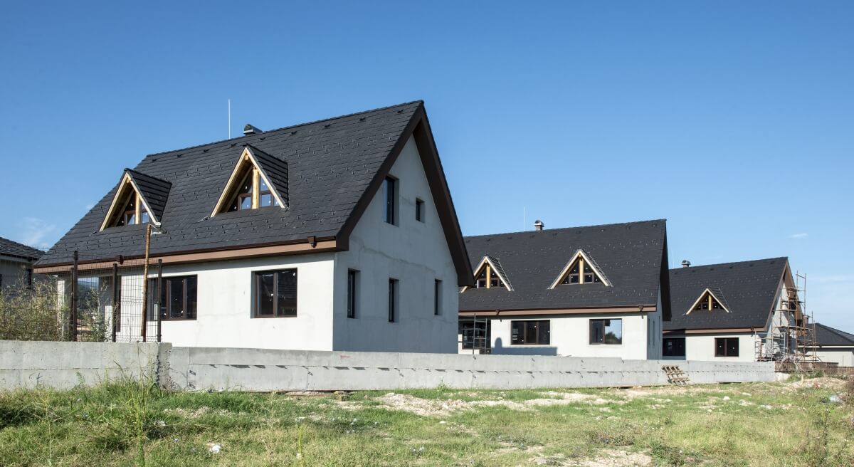Moderne Häuser mit Lofts, die die Kosten für den Bau von Häusern mit Lofts erhöhen können.