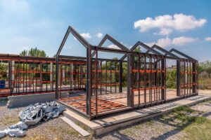 Koszty budowy tradycyjnego domu stalowego mogą być wysokie, ale konstrukcja jest trwała.