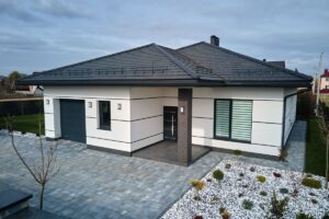 Proces budowy parterowego domu stalowego zakończony nowoczesnym wykończeniem.