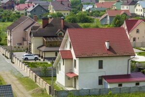 Nowoczesne domy z poddaszem wpisujące się w ideę ekologii w zalesionej okolicy.
