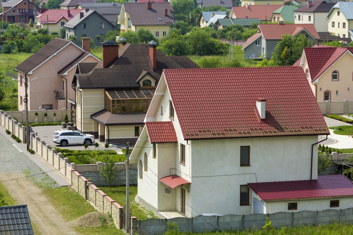 Nowoczesne domy z poddaszem wpisujące się w ideę ekologii w zalesionej okolicy.
